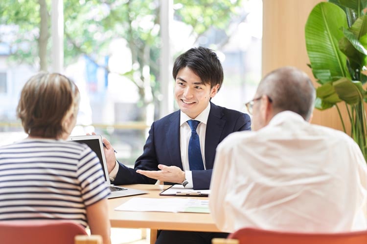 advisor-consultation-older-couple-is1339197505