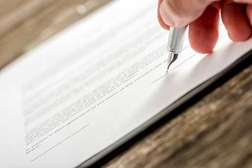 signing-lease-contract-optimized-is78038217