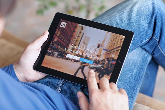 Linkedin-on-Ipad-IS-498211431