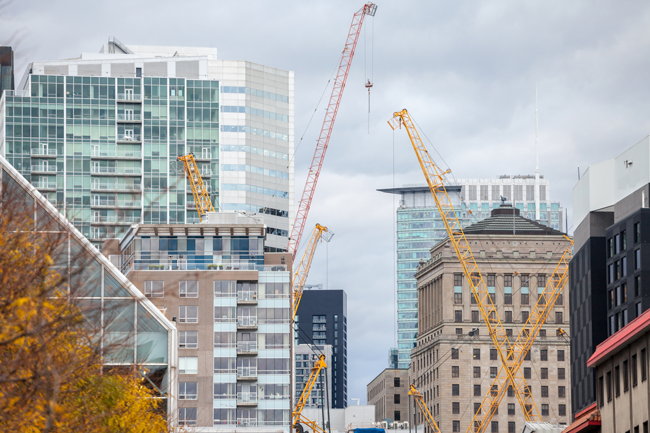 buildings-and-cranes-AS-259962766