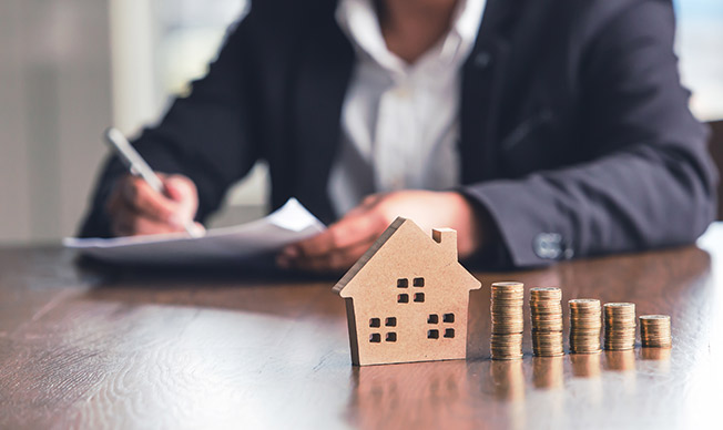 pen-and-paper-house-coins-stacking-AS-301964911