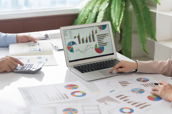 people-analyzing-financial-statements-AS-288436344