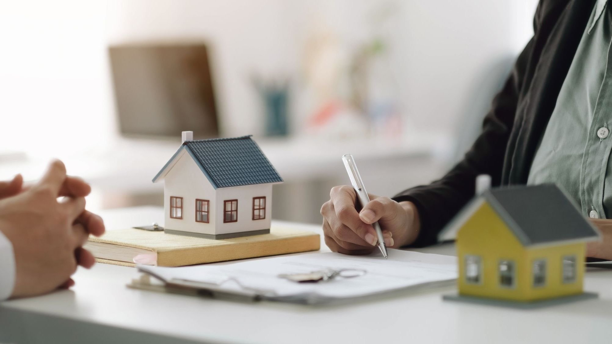 Real estate agents explain the document for customers who come to contact to buy a house.