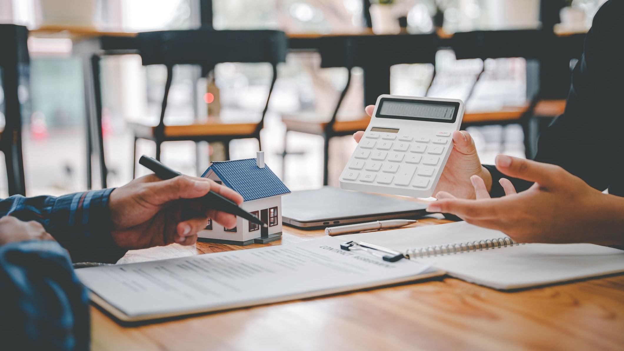Real estate agent Delivering sample homes to customers, mortgage loan contracts. Make a contract for hire purchase and sale of a house. and home insurance contracts, home mortgage loan concepts 