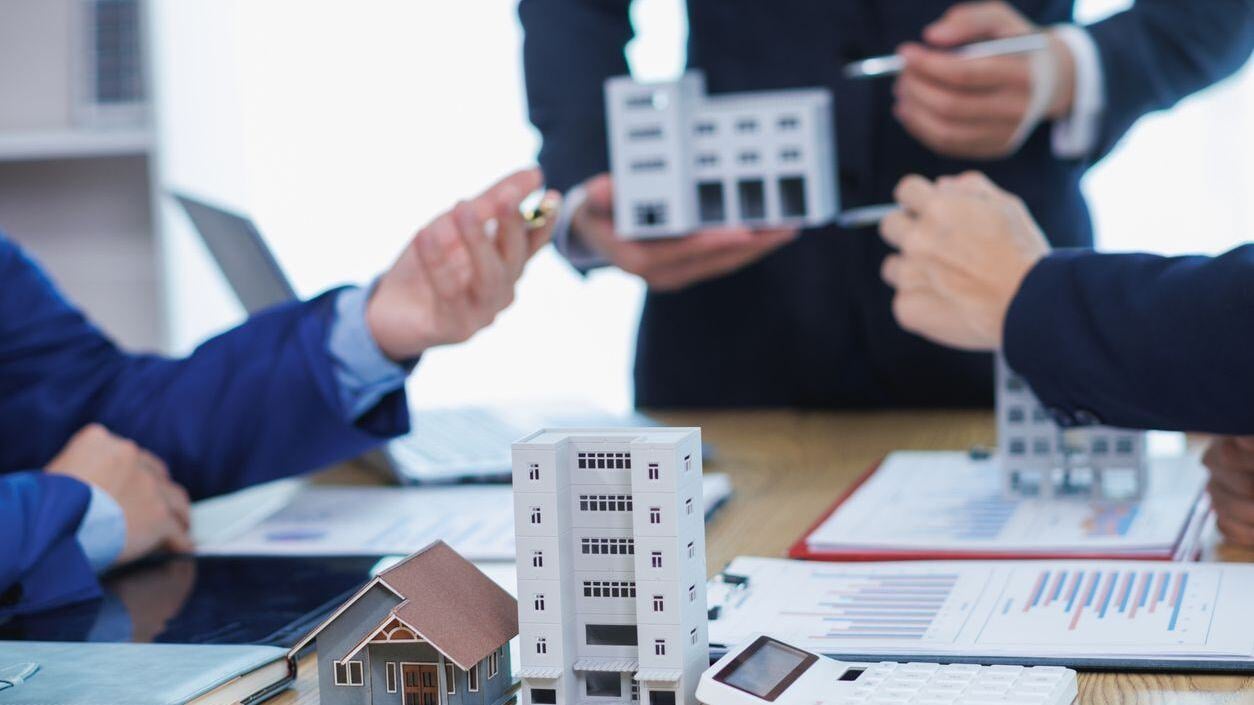 People discussing buildings.