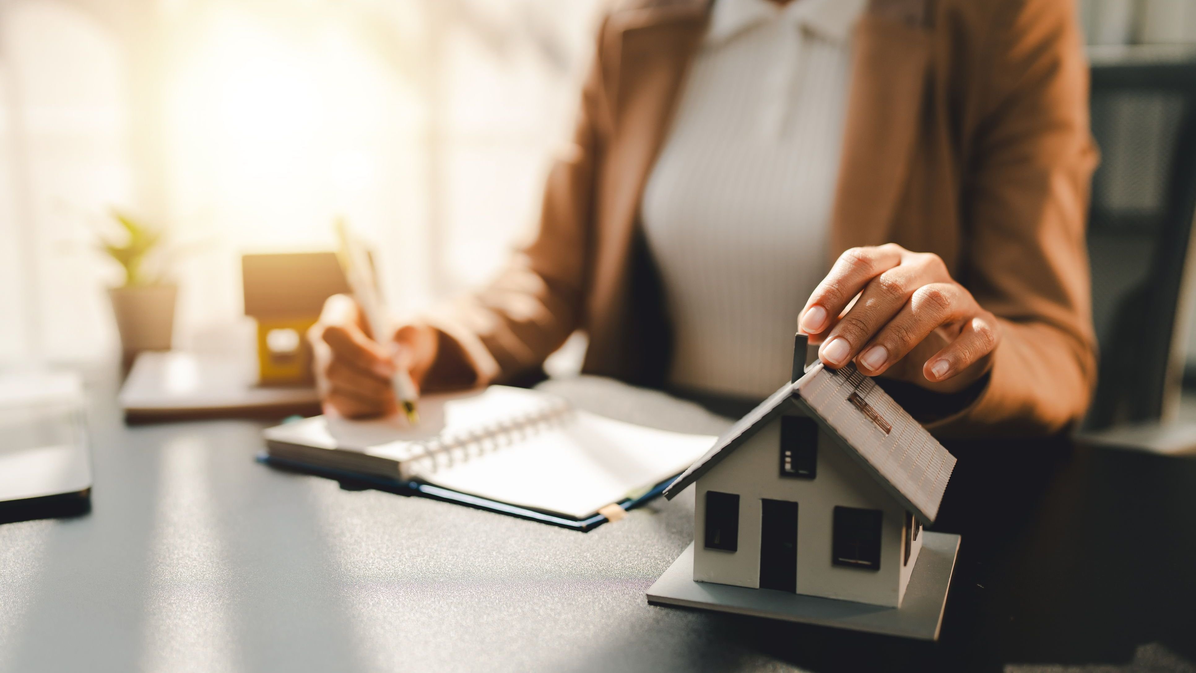 Real estate agent Delivering sample homes to customers.